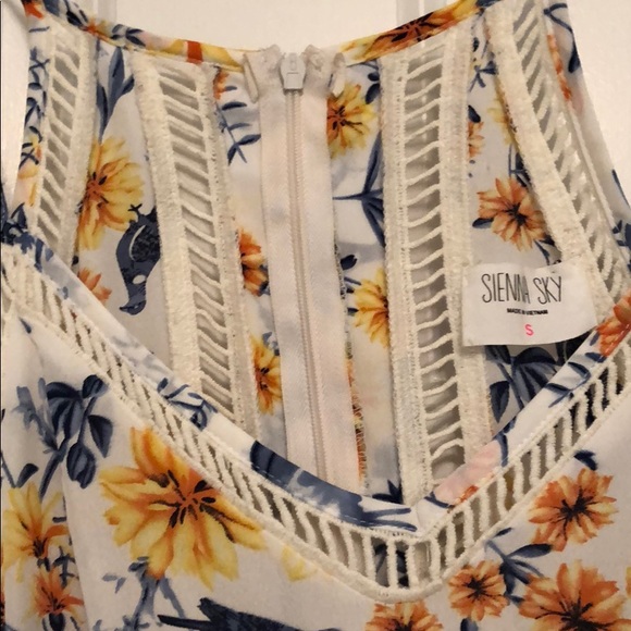 Flowered romper - Picture 3 of 4